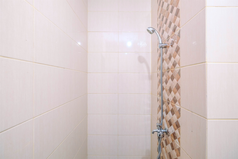 Bathroom 5, Cozy Studio with Bunk Bed at Dave Apartment near UI By Travelio, Depok