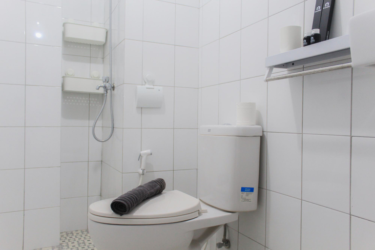 Bathroom 5, Comfortable 2BR at Emerald Bintaro Apartment By Travelio, Tangerang Selatan
