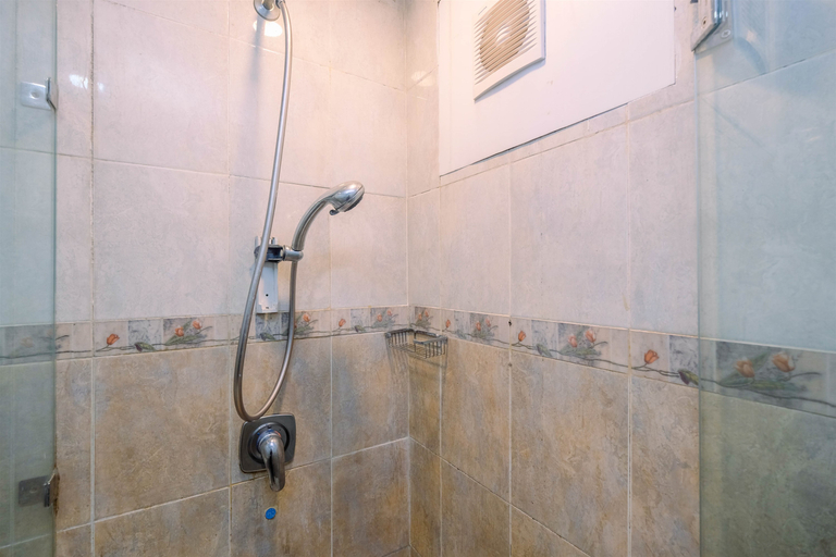 Bathroom 3, Nice and Comfort 2BR Metropark Condominium Apartment By Travelio, Cikarang