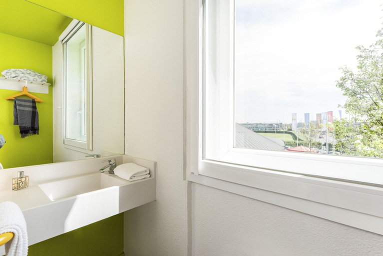 Bathroom 4, Premiere Classe Troyes Sud - Parc St Thibault, Aube