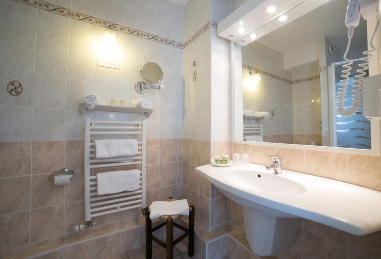 Bathroom 4, Hotel Restaurant Auberge de la Rose, Maine-et-Loire