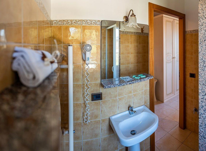 Bathroom 5, SCIUSCIA', Trapani