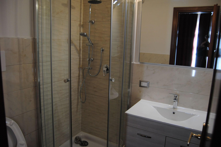 Bathroom 3, B&B Kenzia, Olbia-Tempio
