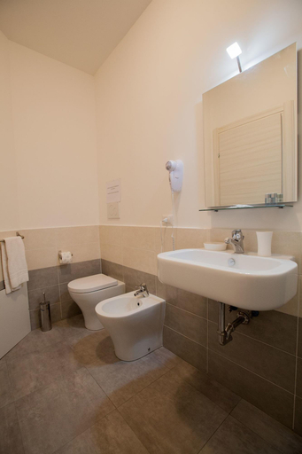 Bathroom 4, Momenti Romani Bed & Breakfast, Rome