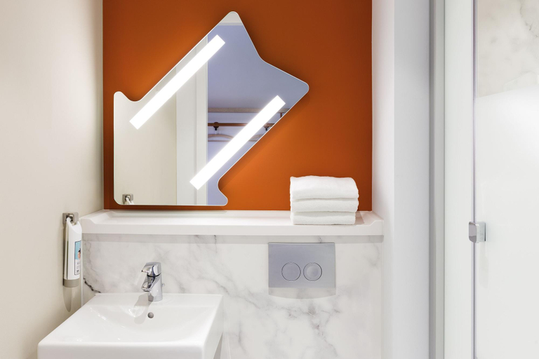 Bathroom 4, Ibis Budget Saint-Genis-Pouilly Genève, Ain