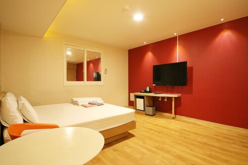 Hotel O'my, Yeonje