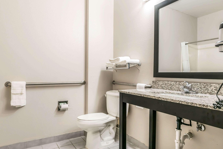 Bathroom 4, Suburban Studios Mason Hwy 42, Warren