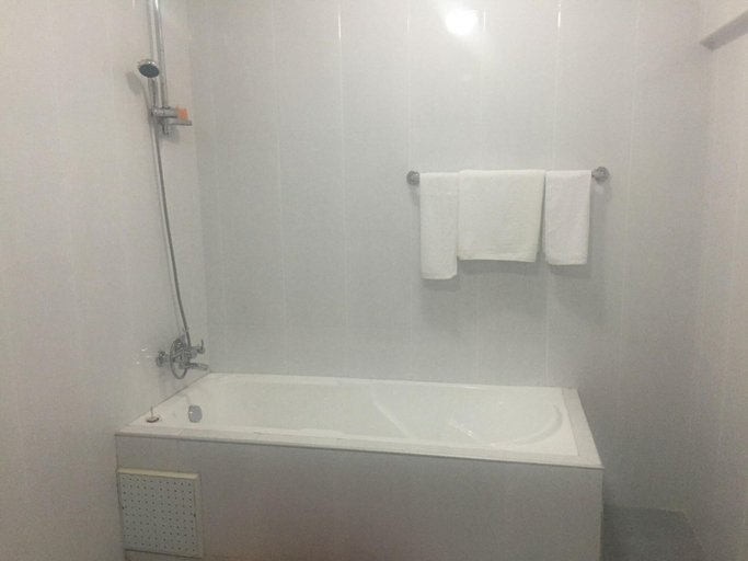 Bathroom 4, Ampomaah Hotel, Accra