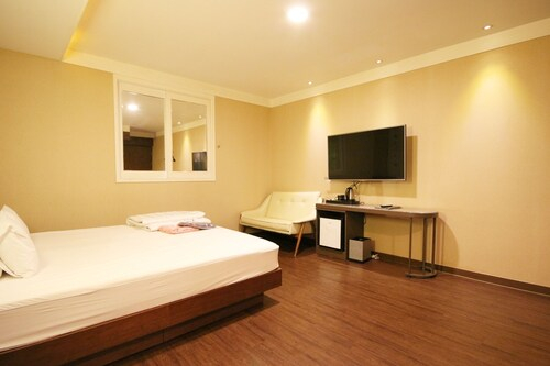 Hotel O'my, Yeonje