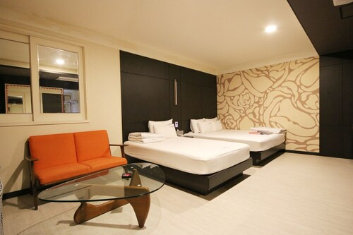 Hotel O'my, Yeonje