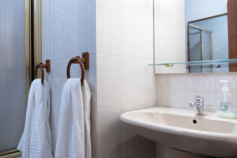 Bathroom 4, La Reina de Gran Via, Madrid