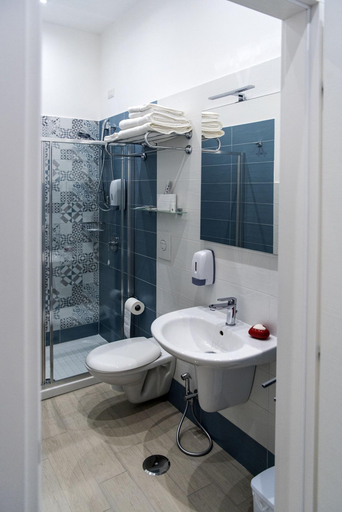 Bathroom 5, lungomare rooms, Napoli
