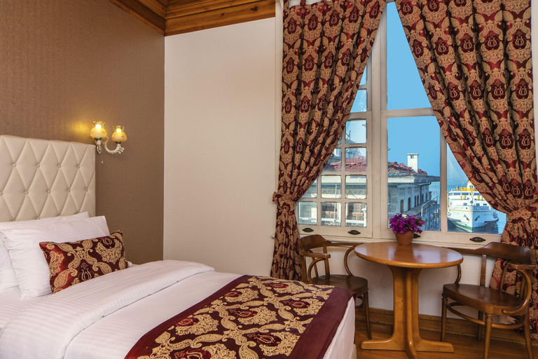 Bedroom 5, Mom Hotel, Adalar