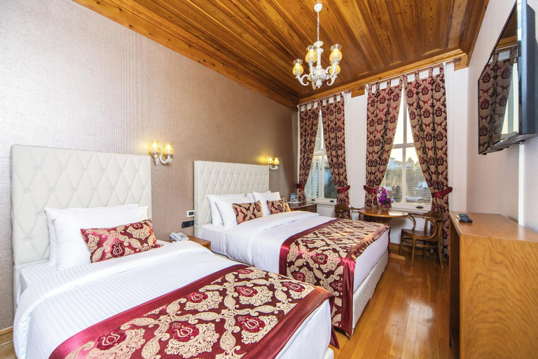 Bedroom 4, Mom Hotel, Adalar
