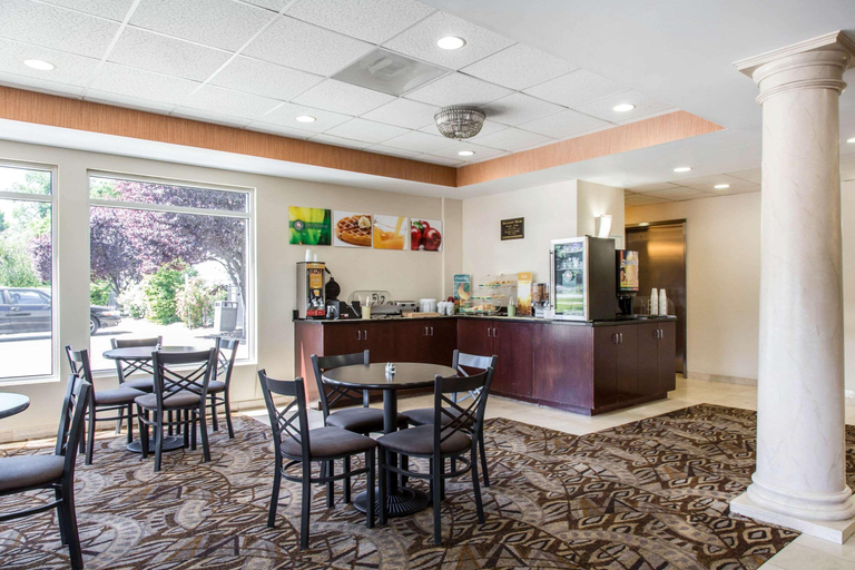 Public Area 2, Danbury Inn & Suites, Fairfield