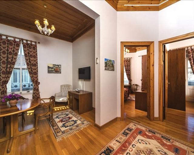 Bedroom 4, Mom Hotel, Adalar
