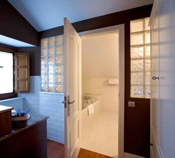 Bathroom 4, Casa de Castro, Asturias