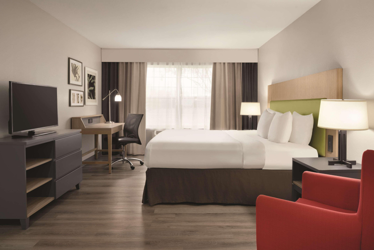 Bedroom 3, Country Inn & Suites Waterloo, Black Hawk