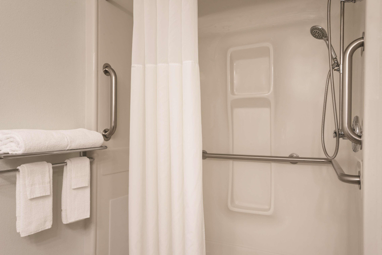 Bathroom 4, Country Inn & Suites Waterloo, Black Hawk