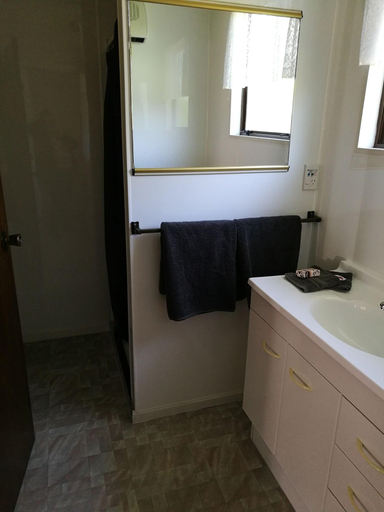 Bathroom 4, Hacienda Motel, Invercargill