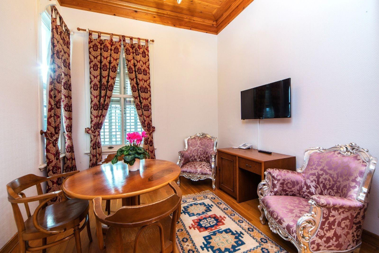 Bedroom 4, Mom Hotel, Adalar