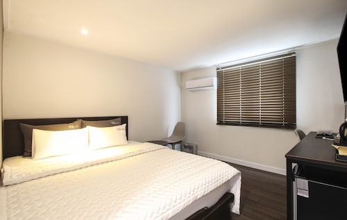 Hotel The Hit, Yeonje