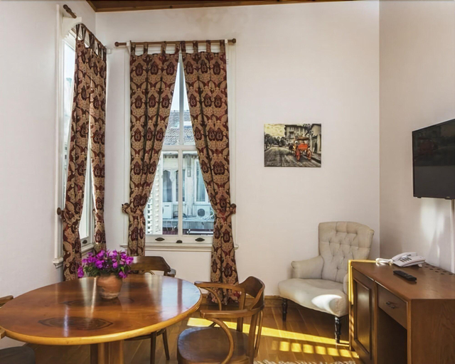 Bedroom 5, Mom Hotel, Adalar