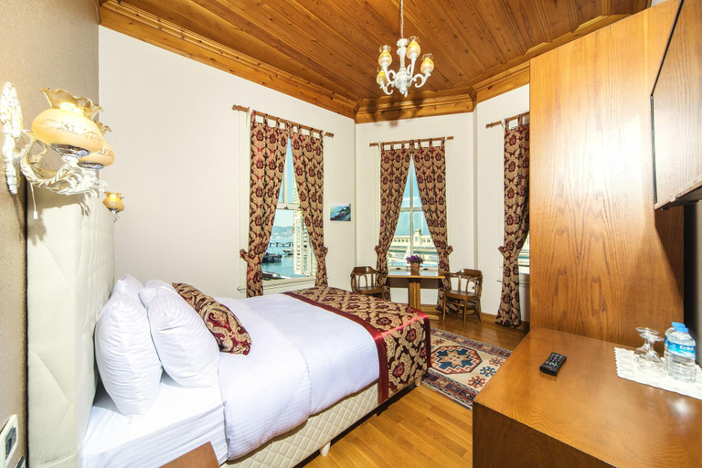 Bedroom 3, Mom Hotel, Adalar