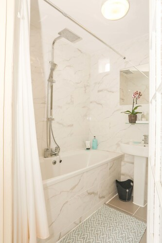 Super 2 bed flat in Greenwich, London