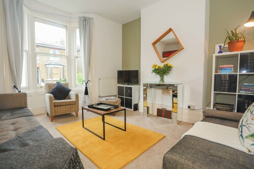 Super 2 bed flat in Greenwich, London