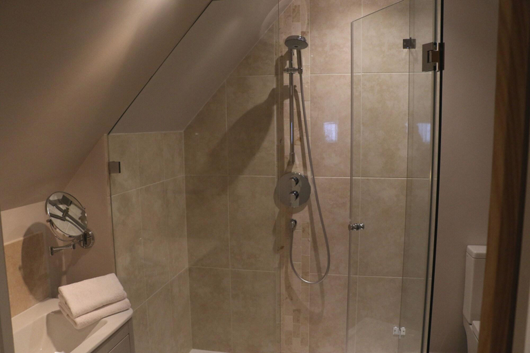 Bathroom 4, The White Hart Hotel, Oxfordshire