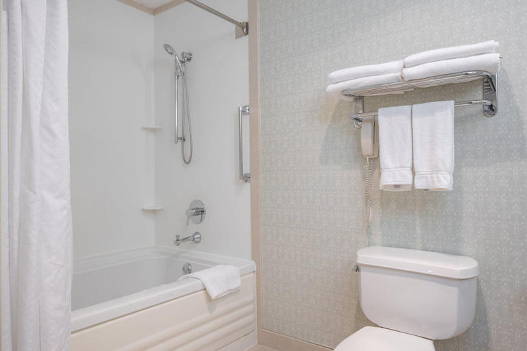 Bathroom 4, Fairfield Inn & Suites San Francisco Pacifica, San Mateo