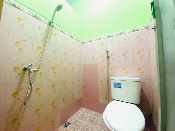 Bathroom 4, Hotel Gerung 1 near Alun Alun Nganjuk Mitra RedDoorz, Nganjuk