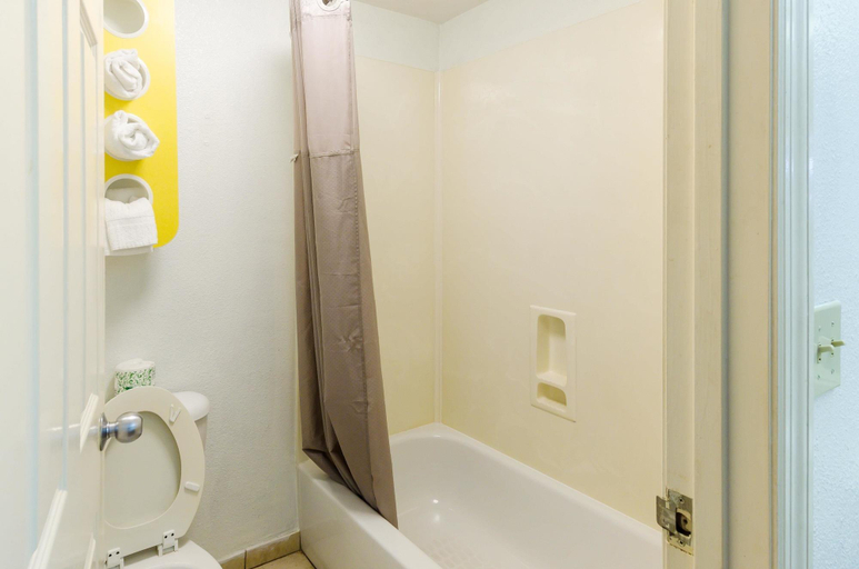 Bathroom 4, Motel 6 Pooler, GA - Savannah Airport, Chatham