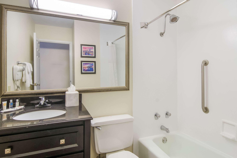 Bathroom 5, Comfort Inn & Suites Pittsburgh, Allegheny