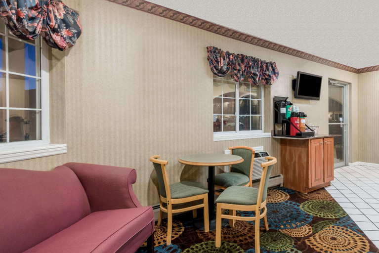 Public Area 3, Howard Johnson by Wyndham Lenox, Berkshire