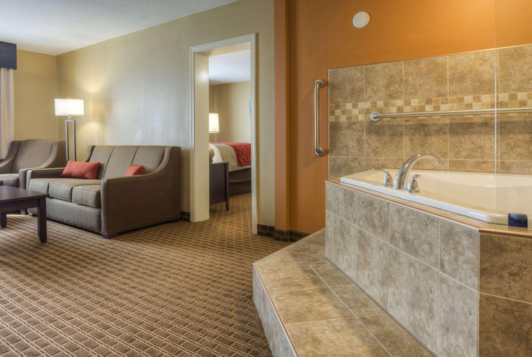 Bathroom, Quality Inn & Suites Chattanooga-East Ridge, Hamilton