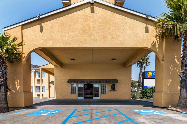 Exterior & Views 2, Comfort Inn Humboldt Bay, Humboldt