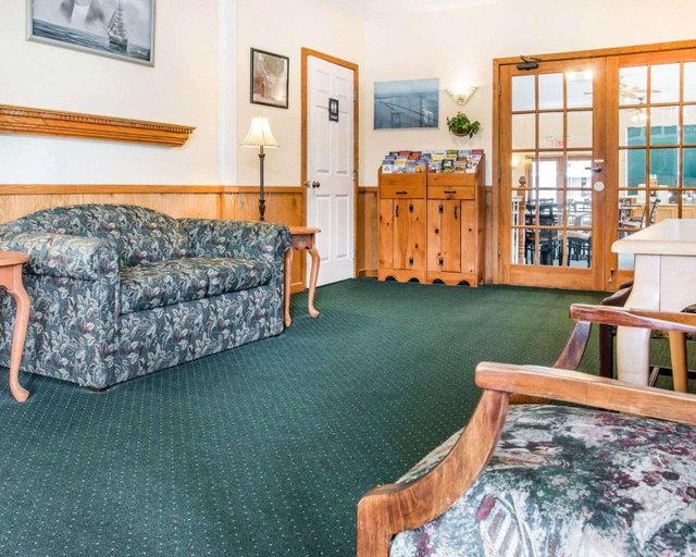 Public Area 2, Quality Inn & Suites Mackinaw City Beachfront, Cheboygan