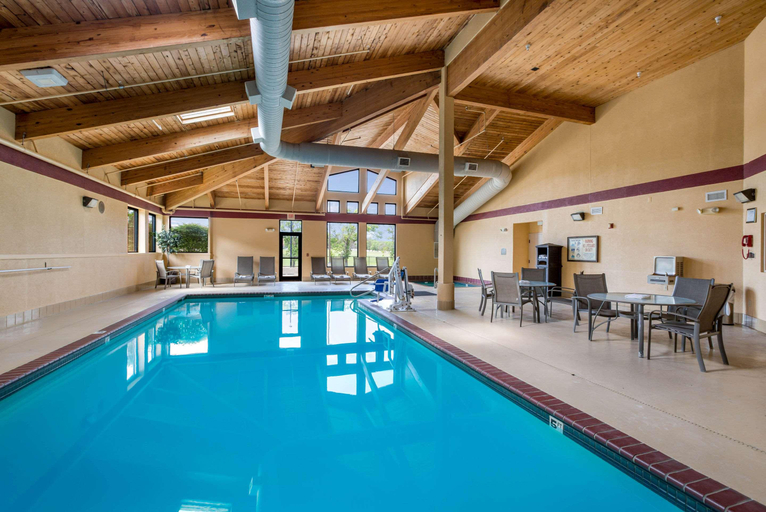 Sport & Beauty 4, Quality Inn & Suites Lawrence, Douglas