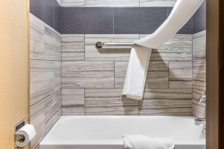 Bathroom 4, Quality Inn Lamar, Prowers
