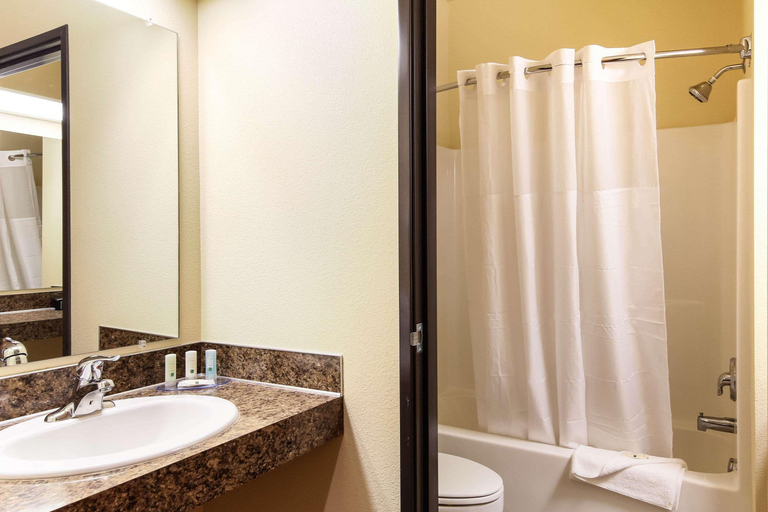 Bathroom 4, Quality Inn Selah North Park, Yakima