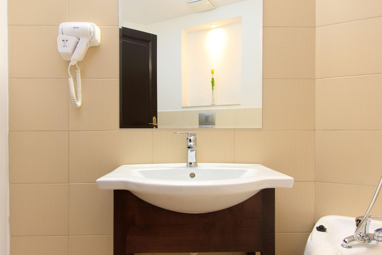 Bathroom 5, Hotel Palace, Prajila