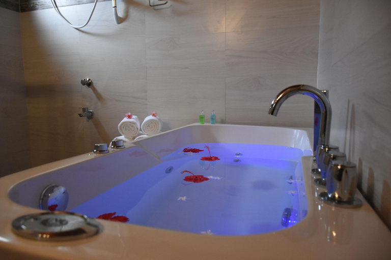 Bathroom 4, Hotel Freedom Village, Dambulla