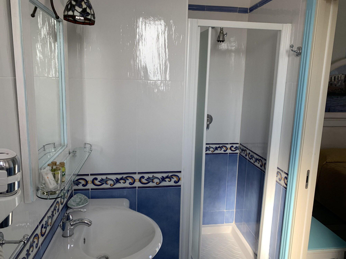 Bathroom 5, Hotel Isolabella , Latina
