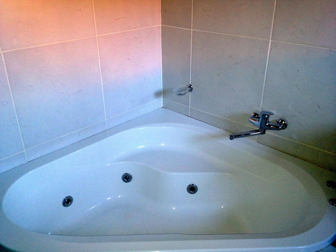 Bathroom 4, Mogwase Bed and Breakfast, Bojanala