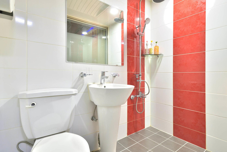 Bathroom 4, SS Motel, Seo