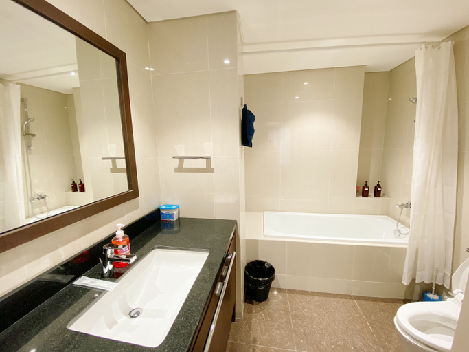 Branz BSD Apartments by OkeStay - Bathroom