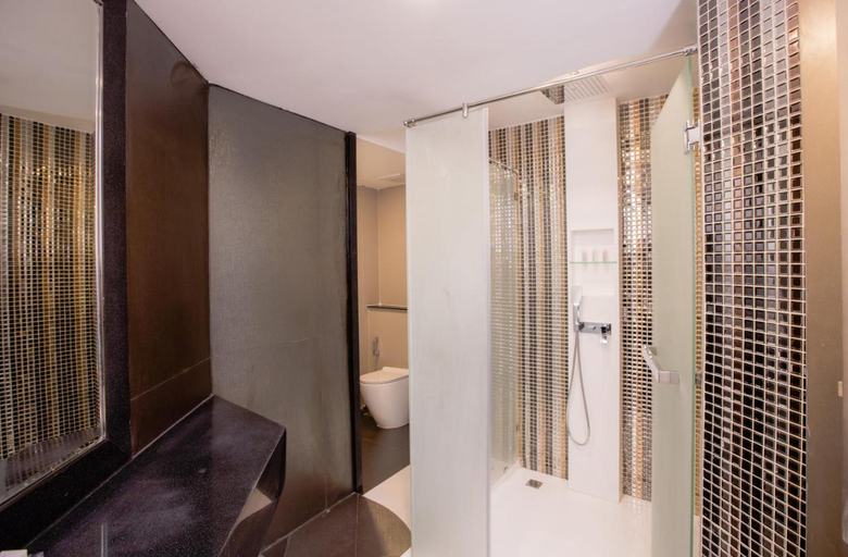 Bathroom 5, Azure Hotel Pattaya, Pattaya