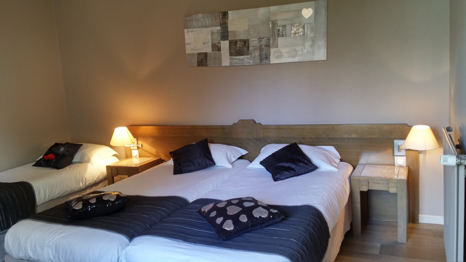 Bedroom 3, Logis Hotel la Grassinais Saint-Malo, Ille-et-Vilaine